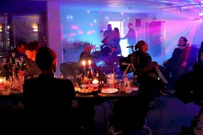 Festdeltagerne kommer til Vildbjerg fra hele landet. Mange er blevet handicappede på grund af ulykker eller sygdom, men de er helt klar på at give den gas med god mad, drikke og dans sammen med vennerne. ? Foto: Privatfoto