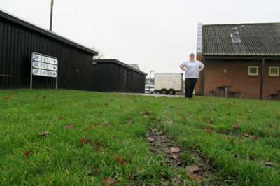 Alle er velkomne til at bruge banerne ved byens klub Herning KFUM Fodbold, men de skal behandle baner og anlæg ordentligt og ikke ødelægge banerne med deres biler og scootere, lyder opråbet fra centerleder Randi Pedersen. Traileren i baggrunden er sat op for at stoppe hærværket.? foto: jesper wind