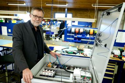 Parallelt med Uni-El har Aksel Graversen været med til at starte flere andre selskaber op. Den første virksomhed, han var med til at stifte i 1980erne - Accu Light - producerede nødbelysning, og den blev solgt efter få år. Han var også med i opstartsperioden af Uni-Point i Lind, som også er specialist i sikkerhedsbelysning. Et tredje selskab, Accu-Nordic, fokuserer på solcelleanlæg og batterianlæg og eksisterer stadig. Det meste af tiden er dog gået med Uni-El i Rimmerhus, som producerer elektriske styringsanlæg (billedet) og eltavler. ?Foto: Flemming Hansen