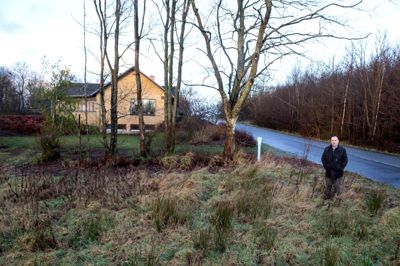 Den nye udgave af Løvbakkevej skal gå stort set samme sted som den gamle, men da den skal være bredere og have cykelstier, går det ud over Arne Brændgaard. Han håber efter 10 år på, at Herning Kommune snart vil kunne give ham en afklaring på ekspropriationen på hans ejendom. ?Foto: Tom Laursen