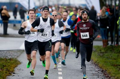 Jesper Faurschou med nummer 827 var først ude fra starten og kom først i mål ved Sydbanks Nytårsløb. Det er 12. gang, Herning-løberen er hurtigst ved Danmarks hyggeligste halvmaraton.?foto: Flemming Hansen