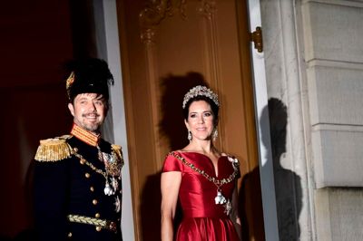 Kronprins Frederik og kronprinsesse Mary ankommer til dronningens nytårskur på Amalienborg, nytårsdag. /ritzau/Tariq Mikkel Khan.