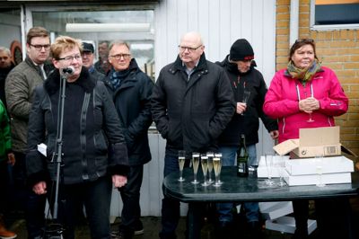 Palle Madsbjerg fra Sunds Borgerforening, der ses som nummer to til højre for Ingrid Andresen ved mikrofonen, var blandt de mere end 100 gæster, der sagde farvel til hende som forpagter af Sunds Sø Camping. Til venstre er det det lokale nyvalgte byrådsmedlem Rasmus Norup (K). ? foto: flemming hansen