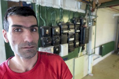 Mehdi Karami er flygtning fra Iran og har boet på Herning Kommunes modtagecenter på Sebbesandevej i otte måneder. Mellem jul og nytår måtte han forlade sin iskolde bopæl, da strøm og varme forsvandt i fire-fem dage. ? Foto: Bo Lundgaard