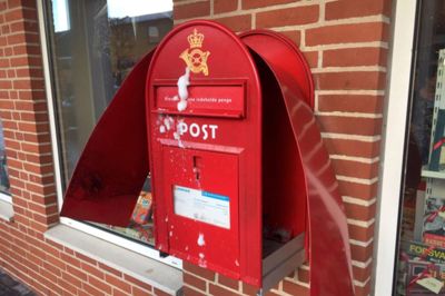 En sprængt postkasse ved Tranbergs Boghandel. ?FOTO: OLE SKYDT