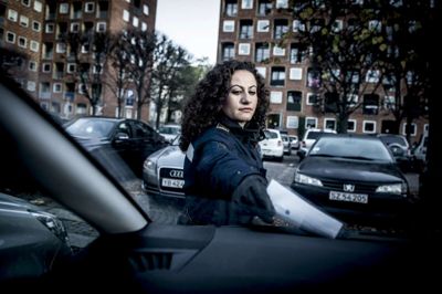 En ny præcisering af parkeringsreglerne fastslår, at bilister risikerer en parkeringsafgift, hvis bilen ikke holder sig inden for kantlinjen i en parkeringsbane. Også selv om parkeringsbanen ikke er bred nok. /ritzau/Johansen Linda