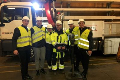 Rene Toft Hansen, Henrik Toft Hansen, Casper U. Mortensen og Hans Lindberg blev udstyret med vest, hjelm og sikkerhedssko, inden de fik lov at prøve evnerne af som kranfører. ?Foto: PR-foto