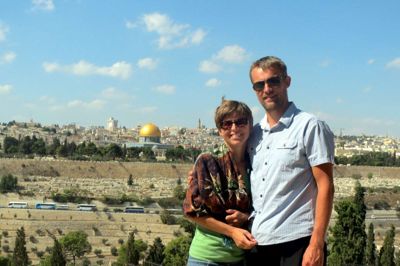 Ægteparret Lene H. og Lars S. Hansen skal være rejseledere for sognenes gæster i Israel. Her er de på et tidligere besøg i landet med tempelpladsen og Al-Aqsa-moskeen i baggrunden. ? Foto: Privatfoto