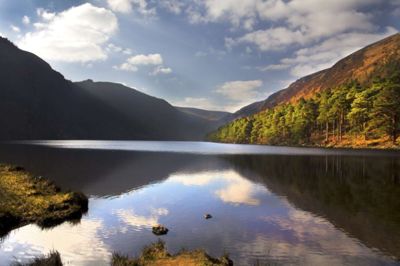 Området Wicklow Mountains er i dag udlagt som nationalpark og er utrolig smukt. Vi besøger den gamle klosterby, Glendalough, der ligger midt i parken.