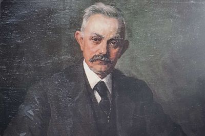 Anders Nielsen, som levede fra 11. juni 1859 til 10. maj 1928, var en vigtig mand for det danske samfund. Og i øvrigt oldefar til Carsten Kissmeyer. Maleriet af Anders Nielsen er her fotograferet på museet ved Vestermølle. ? Foto: Thomas Vang Nielsen