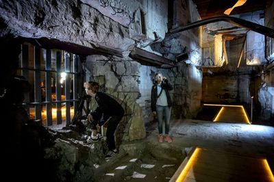 Skjult under de karakteristiske vestjyske sandbanker ligger det splinternye museum, Tirpitz, der er udtænkt som en portal til den jyske vestkysts skatkiste af historier.