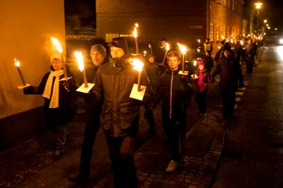Spejderne i Engesvang holdt søndag aften deres årlige nytårsparade. Turen begyndte ved Dagli' Brugsen og sluttede ved Engesvang Kirke. Foto: Tom Laursen