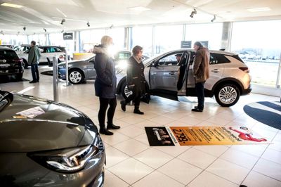 Rigtig mange kiggede forbi Uggerhøj til nytårskur i weekenden, og de kiggede nysgerrigt ind i modellerne fra de tre mærker Opel, Kia og Fiat. ?Foto: Tom Laursen