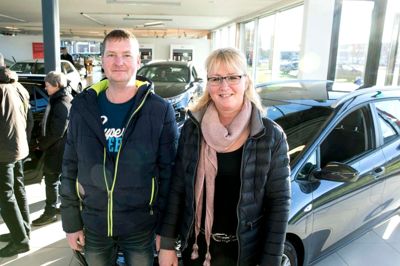 Rene Jakobsen og Malene Olsen, Vildbjerg:
- Det er mig, der kigger på ny bil, for jeg har en Peugeot, der skal udskiftes her i foråret. Vi har allerede været hos Peugeot og Citroen, og nu kigger vi så på Kia. Jeg har en Peugeot 208, men vil gerne op i en mellemklassebil, siger Malene Olsen.
- Nytårskuren er en oplagt mulighed til at komme ud og se på biler. De har en del tilbud, og det er godt, hvis der er lidt penge at hente, siger Rene Jakobsen.
