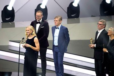 Pernille Harder takkede danskerne for den store opbakning på vejen mod EM-sølvmedaljerne sidste sommer. Landsholdsanføreren fra Tulstrup blev for tredje år i træk kåret til årets kvindelige fodboldspiller.