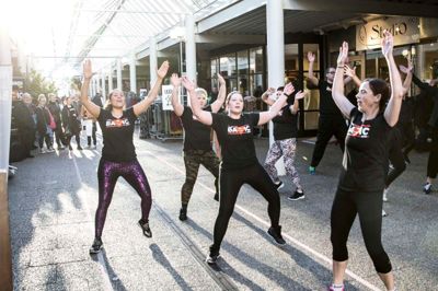 Strøgcentret var lørdag fyldt med træningsaktiviteter. Her er det Basic Gym, der er i fuld gang med en zumbaopvisning. Foto: Tom Laursen