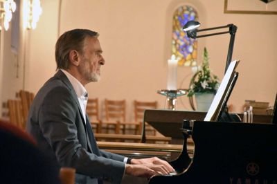 Erik Kaltoft spiller som den første på Ikast Kirkes nye flygel. ?Foto: Steen hebsgaard
