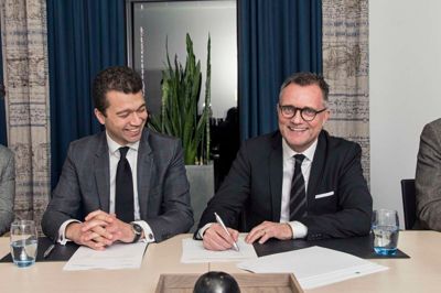 Dariush Rezai, administrerende direktør i Sweco Danmark, og Torben Klausen (t.h.), administrerende direktør i Årstiderne Arkitekter, ved underskriften af aftalen tirsdag aften. ?Foto: PR-foto