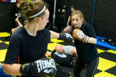 Der kommer sved på panden, når der trænes kampsport. De to kvinder, Patrycja Rybkowska (t.v.) og Mette Madsen træner hele fem gange om ugen. ?FOTO: TOM LAURSEN