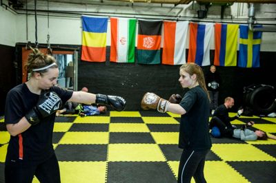 Patrycja Rybkowska (t.v.) og Mette Madsen træner kampsport fem gange om ugen. De træner med mænd og med hinanden, for der er ikke andre kvinder, der dyrker hverken thaiboksning eller MMA i Herning. Det håber de på at kunne lave om på med et nyt hold for kvinder. ?FOTO: TOM LAURSEN