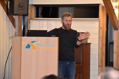 Der var fuldt hus til foredrag med professionel trailløber Simon Grimstrup, der har undervist på Sdr. Feldings Efterskole og er med arrangør af tre trailløb i lokalområdet til foråret. ?Foto: privatfoto