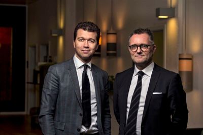 Administrerende direktør i Sweco Danmark, Dariush Rezai, gæstede onsdag Silkeborg. Han forsikrer, at de jyske afdelinger fra Aarstiderne Arkitekter fortsat vil stå stærkt i den nye forretningsenhed, som Torben Klausen (t.h.) bliver direktør for. ?Foto: PR-foto