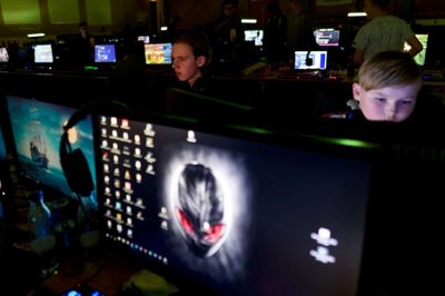 Det er anden gang, at der bliver holdt lan-party i Haderup, og arrangørerne mærker tydeligt, at interessen for e-sport er steget siden sidst. Foto: Thomas Køser
