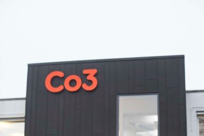 Tidligere hovedaktionær i Co3 Bo Jensen (t.h.), administrerende direktør i køberen Visma, Torben Ryttersgaard, og direktør i webbureauet Christian Søsted Poulsen.?Foto: PR