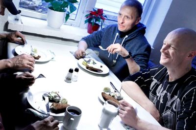 Kim Christian Svensson (t.v.) og Kasper Kjærside Nielsen nød godt af dagens nytårskur. Snakken og latteren gik livligt over bordet. ?FOTO: HENRIK OLE JENSEN