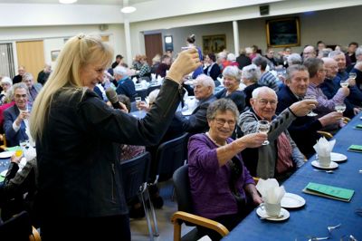 Centerleder Lilian Vium Søndergaard ønskede beboere, pårørende og Sandfeldgårdens mange frivillige godt nytår til plejehjemmets årlige nytårskur. ? foto: Flemming Hansen