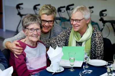 Helga Pedersen, Lene Pedersen og Anna Lis Højgaar til nytårskur på Sandfeldgården, hvor der var dækket op til en festlig eftermiddag med sang og musik. Foto: Flemming Hansen.