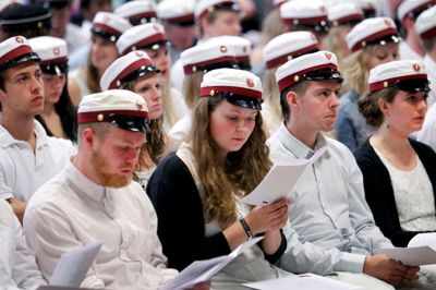 Ni elever fra Herning Gymnasium har fået diplom på, at de er særligt talentfulde, inden de får den hvide hue.? foto: flemming hansen