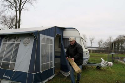 Knud Poulsen pakker et liv som campist ned. Han og samleveren ville gerne blive et par år mere på Sunds Sø Camping, men må nu pille forteltet ned og prøve at sælge campingvognen, fordi de hverken har kræfter eller lyst til at skulle køre langt efter en campingplads. ?foto: jesper wind