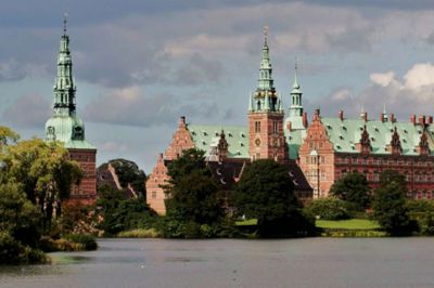 De mange slotte har hver deres historie, særpræg og lighedspunkter. Her er det Frederiksborg Slot i Hillerød, der i alt sin overdådighed også lokker med en fantastisk barokhave og Det Nationalhistoriske Museum.