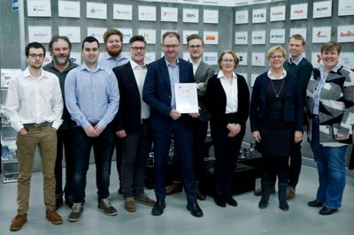 Direktør Klaus Bonde Ørskov fra DAMRC ses med den europæiske certificering i selskab med størsteparten af videnscentrets 13 medarbejdere. ? Foto: Flemming Hansen