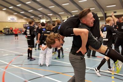 Sunds-træner Thomas Jørgensen giver tremålsskytte og pokalfighter Mikkel Skov en jubeltur efter Seahawks triumft i Brønderslev. Foto: Jonas Dahl Nielsen