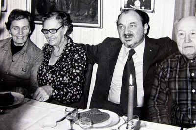 Ingrid (t.v.), og Anker Jørgensen til grønlangkål hos Ane og Emanuel Würtz, (t.h.), i Moselund. ? Foto: Arkivfoto