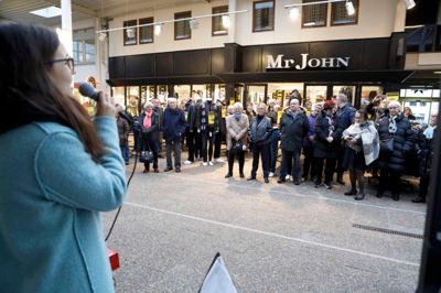 Mini-koncerten i Strøgcentret var en inderlig affære.?Foto: Henrik Ole Jensen
