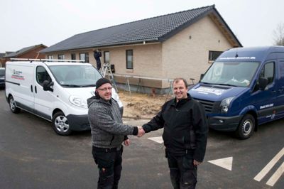 Jørgen Staunstrup Jensen (t.h.) fra Sørvad og Jim Nørremark Galsgård har slået deres tømrerfirmaer sammen under navnet Bur Tømrerforretning. ? Foto: Tom Laursen