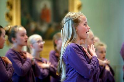 En del af forestillingen »Snehvide« med MidtVest Juniorkor skal fredag aften opføres i radioen. ?foto: pr-foto