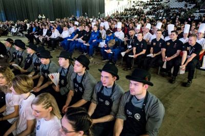 Deltagerne var trukket i arbejdstøjet, men inden de kunne komme i gang med konkurrencerne var der indmarch og taler. ?Foto: Tom Laursen