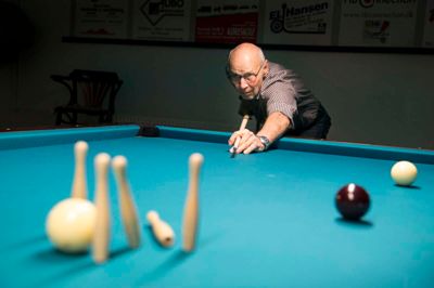 Poul-Henning Mathiassen er formand for Aulum Billard- og Dartklub. Hver mandag, onsdag og torsdag formiddag samt onsdag aften bliver der spillet billard, mens dart foregår mandag og torsdag aften. Foto: Tom Laursen
