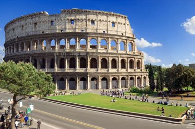 De mange rejseoplevelser indledes i Rom, hvor vi når at få et godt indtryk af den evige stad. Vi kommer forbi den fantastiske arena Colosseum, der lagde kulisse til mangen en blodig gladiatorkamp.