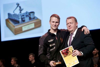 Statsminister Lars Løkke Rasmussen fik et klem af Kenneth Mølgaard Ebbesen på scenen i MCH Messecenter Herning lørdag eftermiddag. ?Foto: FlemMing Hansen