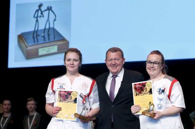 Louise Nyby Lisberg (t.v.) og Ida Kaalund sammen med statsminister Lars Løkke Rasmussen. ?Foto: Flemming Hansen
