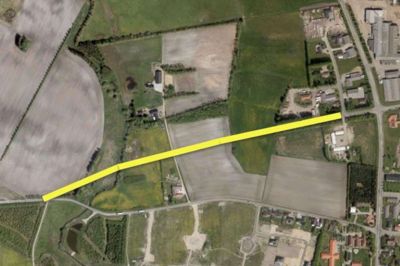 Den gule linje viser linjeføringen, hvor Pugdalvej forlænges med 850 meter mod vest for at ramme Røddingvej. Dermed kan der lukkes for biler på Nørregade. ?Illustration: Herning Kommune