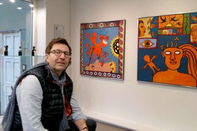 Palle Mernild - foran Troels Triers malerier - forventer stort rykind i weekenden. ?foto: henrik øster-jørgensen