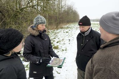 Skov- og landskabsingeniør Lise Kjær Poulsen fra Herning Kommune (med kort) besigtigede i går det areal i Gjellerup, som måske skal anvendes som hundeskov. De øvrige er fra venstre Lisbeth Thomsen, Hans Peder Thomsen og Ole Rønnow. ? Foto: Bo Lundgaard