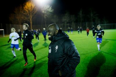 Aulum IF's nye træner Razak Pimpong forventer at spillerne knokler på banen, men der skal også være plads til det gode humør. Foto: Flemming Hansen