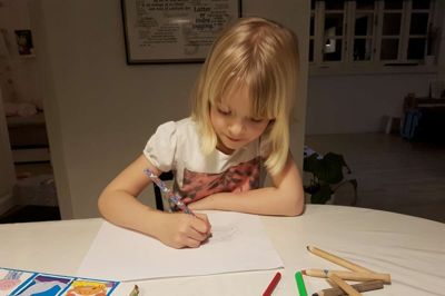 Seks-årige Emily fra Engesvang er vild med at tegne. ?Foto: Privat